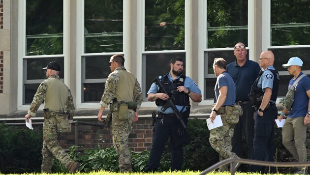 Einsatzkräfte am Tatort. Durch die Fenster der Kirche eröffnete der Täter das Feuer.