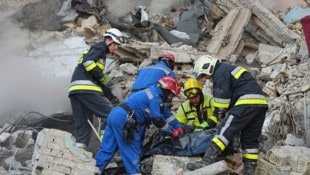 Bei einem Drohnenangriff auf Kiew sind mindestens acht Menschen ums Leben gekommen, darunter ...