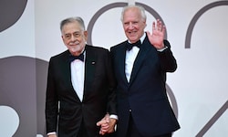 Händchen haltend betraten die beiden Regisseure den roten Teppich bei den Filmfestspielen in ...