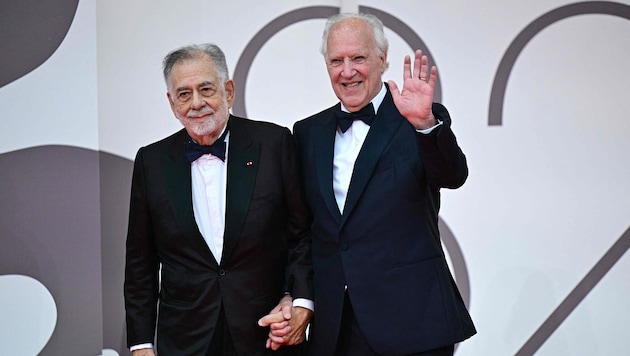 Händchen haltend betraten die beiden Regisseure den roten Teppich bei den Filmfestspielen in ...