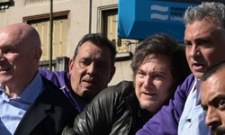 Argentiniens Präsident Javier Milei (Mitte) ist bei einer Veranstaltung mit Steinen beworfen ...