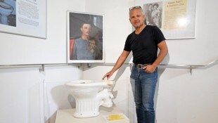 Museums-Direktor Johannes Weidinger mit dem neuesten Exponat. 