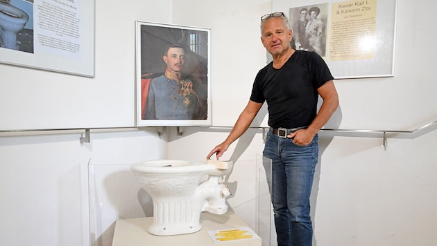 Museums-Direktor Johannes Weidinger mit dem neuesten Exponat.
