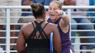 Jelena Ostapenko (re.) knöpfte sich Taylor Townsend vor.