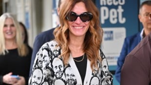 Mit dunkler Sonnenbrille und breitem Grinsen kam Julia Roberts am Flughafen in Venedig an.