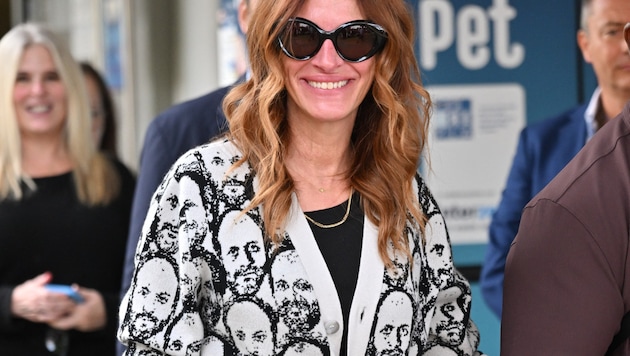 Mit dunkler Sonnenbrille und breitem Grinsen kam Julia Roberts am Flughafen in Venedig an.