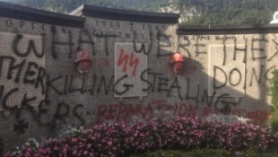 Unbekannte wüteten in St. Gilgen und beschädigten das Denkmal schwer.