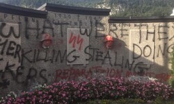 Unbekannte wüteten in St. Gilgen und beschädigten das Denkmal schwer.