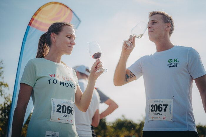 Bei den Genussstationen besten Wein genießen.