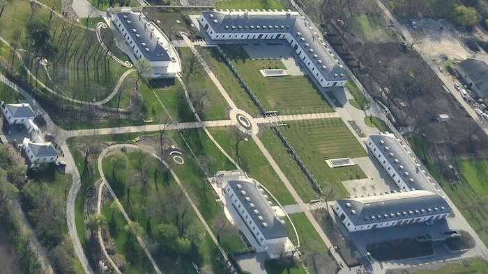 Drohnenaufnahme des weitläufigen Landsitzes, der rund 40 Kilometer westlich von Budapest liegt.