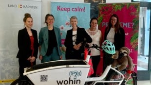 Ein Teil der Sozialarbeiterinnen von „wohin“ rund um Landeshauptmann-Stellvertreterin Gaby ...