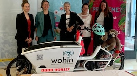 Ein Teil der Sozialarbeiterinnen von „wohin“ rund um Landeshauptmann-Stellvertreterin Gaby ...