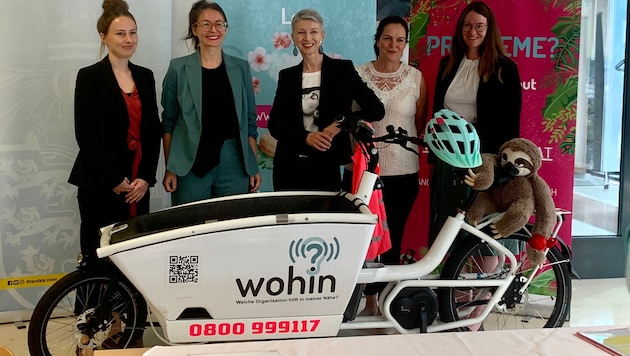 Ein Teil der Sozialarbeiterinnen von „wohin“ rund um Landeshauptmann-Stellvertreterin Gaby ...