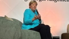 Angela Merkel verteidigte im Gespräch mit der „Augsburger Allgemeinen“ ihre Flüchtlingspolitik ...