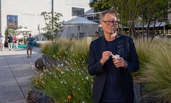 Zum Eisstand hat es Hans-Peter Wipplinger nicht weit: Im Wiener MuseumsQuartier ist er nur ein ...