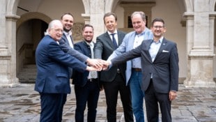 Erleichterung über die Einigung: Günther Hirschberger und Michael Sacherer (Ärztekammer), Marco ...