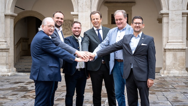 Erleichterung über die Einigung: Günther Hirschberger und Michael Sacherer (Ärztekammer), Marco ...