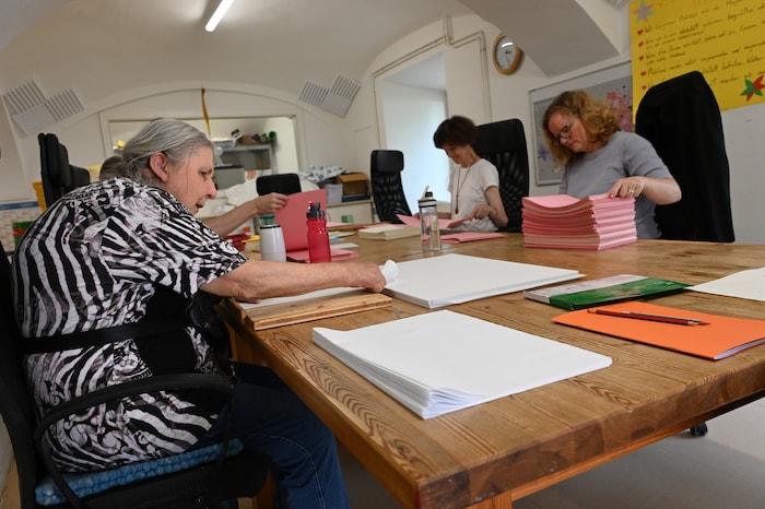 14 Camphill-Bewohner arbeiten aktuell fleißig in der Papierwerkstatt in Liebenfels.