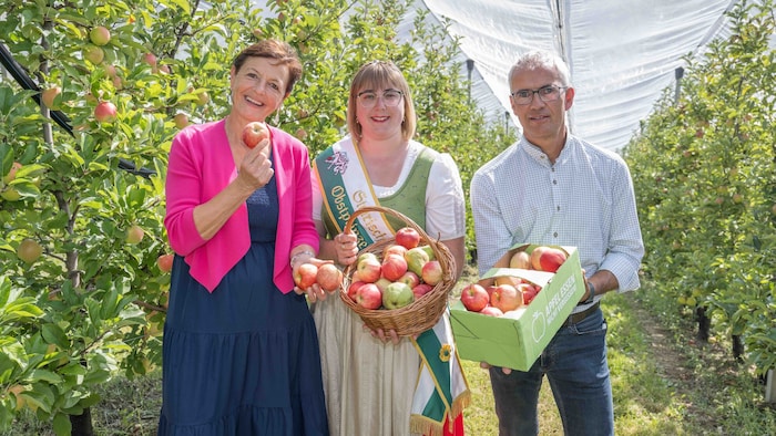 Landwirtschaftskammer-Vizepräsidentin Maria Pein, Obstbauprinzessin Andrea Glössl und ...