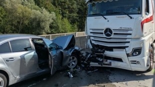 Feuerwehr, Polizei und Rotes Kreuz sowie die Straßenmeisterei waren bei dem Unfall im Einsatz. 