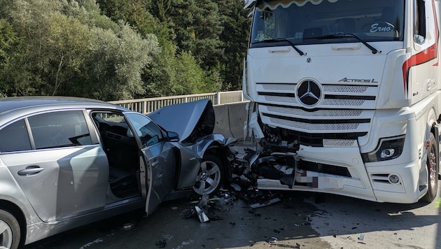 Feuerwehr, Polizei und Rotes Kreuz sowie die Straßenmeisterei waren bei dem Unfall im Einsatz.