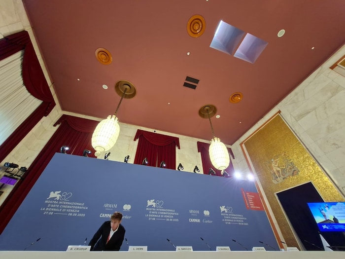 Das Namenstaferl bei für Clooney fehlte bei der „Jay Kelly“-Pressekonferenz in Venedig.
