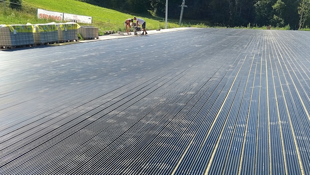 In Innsbruck-Igls ist ein ganzjährig nutzbarer Ballspiel- und Eislaufplatz entstanden.