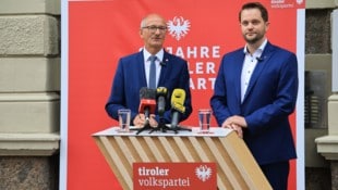 Trotz Wind und weggewehter Redekärtchen blickten LH Anton Mattle (li.) und GF Florian Klotz ...