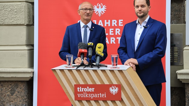 Trotz Wind und weggewehter Redekärtchen blickten LH Anton Mattle (li.) und GF Florian Klotz ...