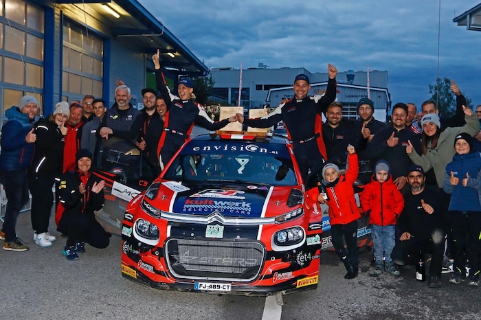 Mit Co-Pilotin Claudia Maier (li. am Auto) ist Luca ein eingespieltes Team.