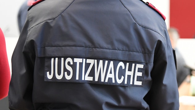 Zwei Justizwachebeamten wird schwere Körperverletzung vorgeworfen.