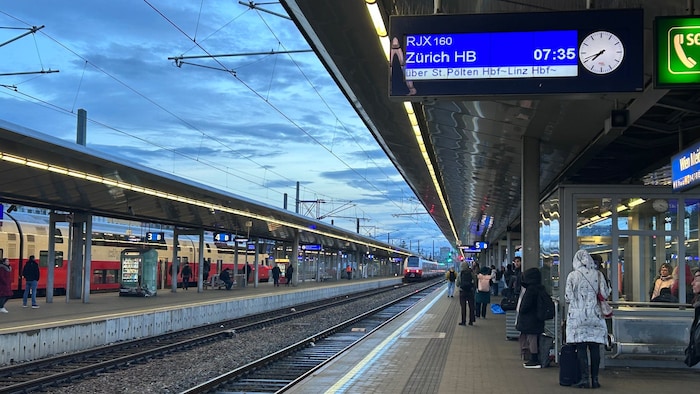 Nur zwei Minuten Zeit, um den Anschlusszug zu erwischen. Viele genervte Pendler stehen dann am ...