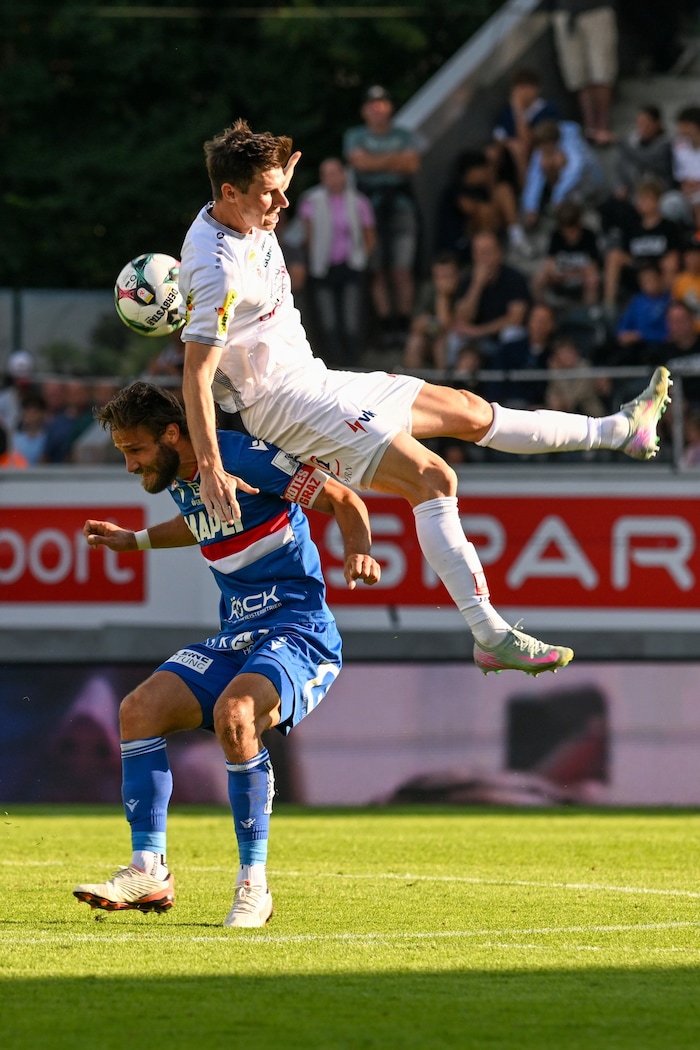 Im Spiel gegen den GAK ging es hart zur Sache – was auch Benedikt Zech zu spüren bekam.