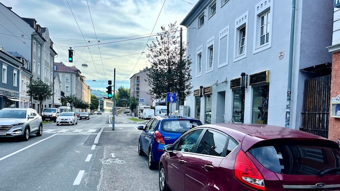 Der neue Radweg nimmt viel Platz ein und verringert die Fläche für die Autos. Auch Radfahrer ...