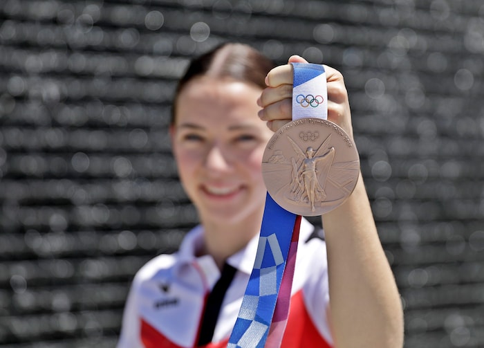 Bettina mit der Olympia-Bronzenen von Tokio 2021