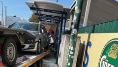 Der Anhänger donnerte in die Bushaltestelle.