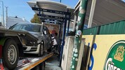 Der Anhänger donnerte in die Bushaltestelle.