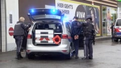 Beamte der Cobra kassierten die Verdächtigen ein.