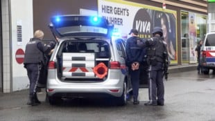 Beamte der Cobra kassierten die Verdächtigen ein.