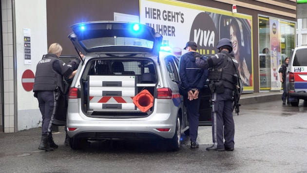 Beamte der Cobra kassierten die Verdächtigen ein.