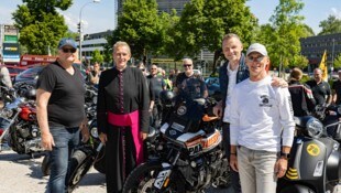 Emmanuel Remo Longin (2vl) in Soutane bei einer Motorradsegnung.