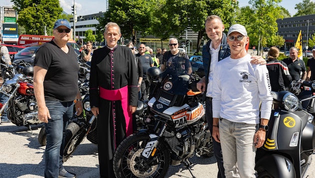 Emmanuel Remo Longin (2vl) in Soutane bei einer Motorradsegnung.