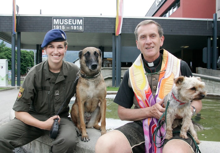 Auch mit Lederhose, Priesterstola und Hund versah Longin seinen Dienst.