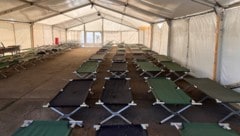 Die großen Zelte an der Grenze in Nickelsdorf werden als Notquartiere für Flüchtlinge nicht mehr ...