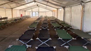 Die großen Zelte an der Grenze in Nickelsdorf werden als Notquartiere für Flüchtlinge nicht mehr ...
