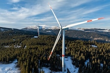 Die Windräder auf der Steinberger Alpe laufen schon, insgesamt soll‘s maximal 50 geben.