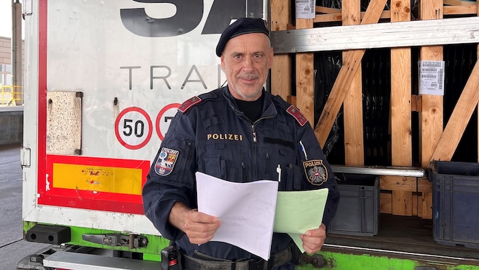 In Nickelsdorf werden Lkw weiterhin genau kontrolliert, ob illegale Passagiere mitgeführt ...