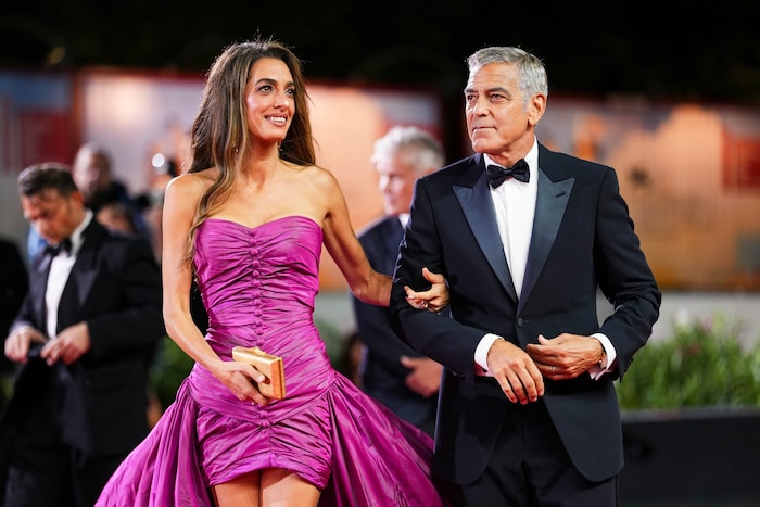 Gewohnt galant und ausgesprochen gut gelaunt zeigte sich Clooney mit seiner Frau Amal.