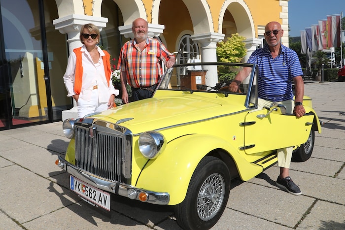 Arno Ruckhofer mit Uschi Glas und Otto Retzer vor dem Schlosshotel Velden, wo der Siata Spring ...