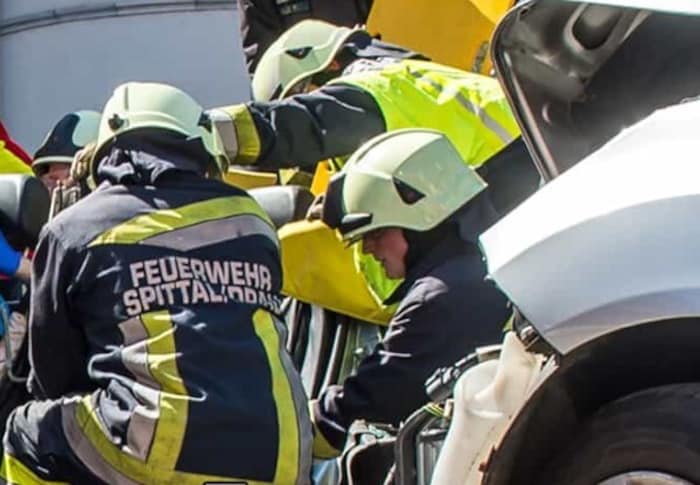 Im Einsatz standen bei dem Unfall auf der Tauernautobahn die Feuerwehr Spittal, die FF Seeboden, ...
